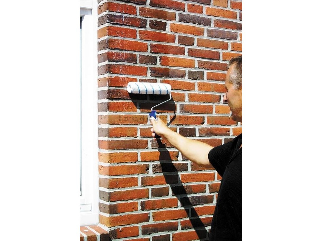 Aanbrengen van Funcosil FC Plus met roller op gevel – toepassing van de gevelcrème.