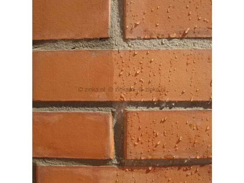 Afparelend effect van Funcosil FC Plus op bakstenen gevel – waterdruppels die van de muur afparelen.