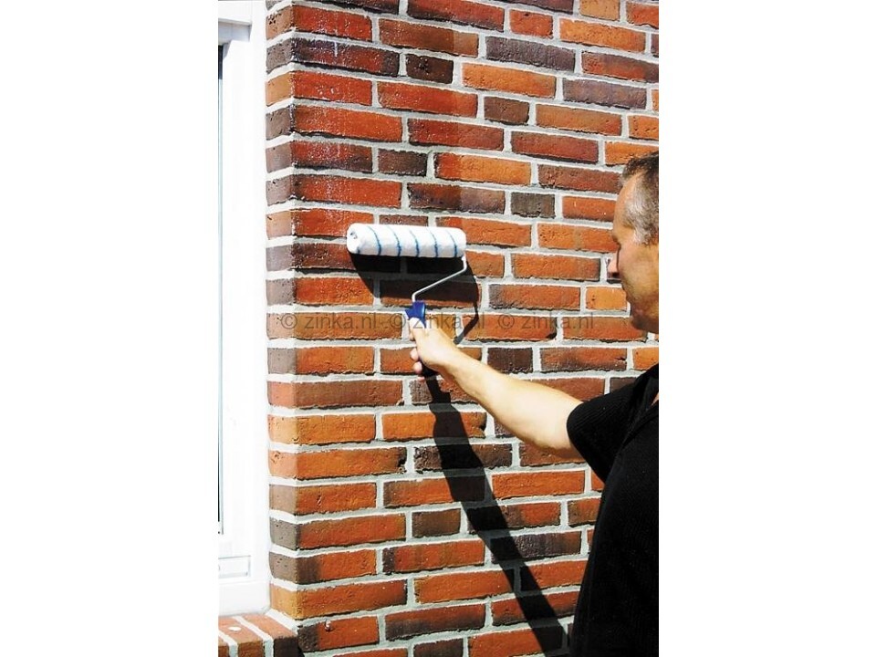 Aanbrengen van Funcosil FC Plus met roller op gevel – toepassing van de gevelcrème.