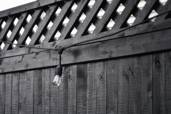 Schutting zwart verven met Remmers HK Lazuur Plus