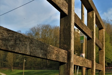 Een voorbeeld van een doorsteekomheining Bij een doorsteekomheining worden de liggers door een inkeping van de staanders gebracht
