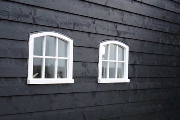 Gevel van zwart Zweeds rabat behandeld met Induline T-670 PLUS