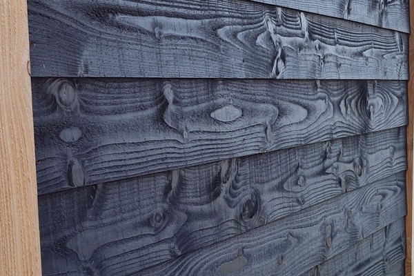 Zwart Zweeds rabat met zichtbare houtnerf, behandeld met Induline T-670 PLUS