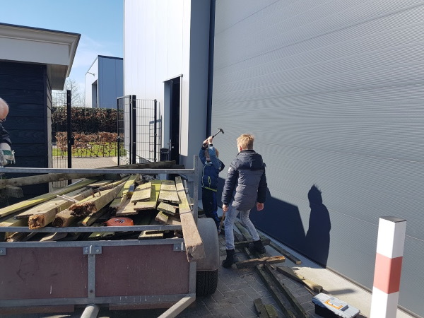 Bij mijn ouders werd een kar met hout opgehaald en konden we van start gaan met de bouw Bij mijn ouders werd een kar met hout opgehaald om te starten met de bouw