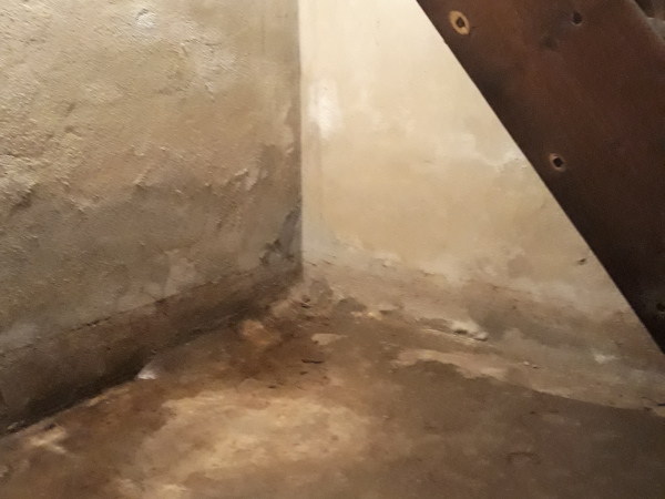 Slechte afwatering kan de oorzaak van een vochtige kelder zijn. Slechte afwatering kan de oorzaak van een vochtige kelder zijn.