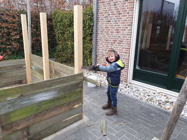 Het hout werd met spijkers bevestigd en op maat gezagen Het hout werd met spijkers bevestigd en op maat gezagen