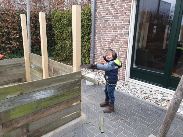 Het hout werd met spijkers bevestigd en op maat gezagen