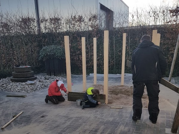 De CLS balken worden in de grond gezet De CLS balken worden in de grond gezet