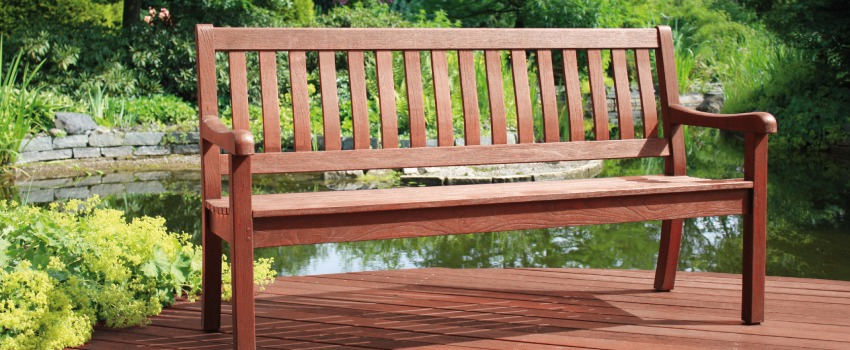 Een teakhouten bank en vlonder die behandeld zijn met teakhout beits