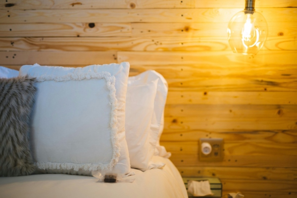 Slaapkamer met houten wand beschermd door interieur beits