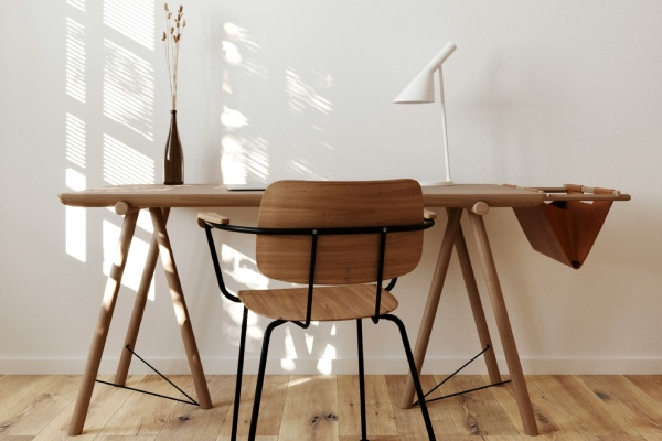 Een houten bureau en stoel afgewerkt met interieur beits voor natuurlijke uitstraling
