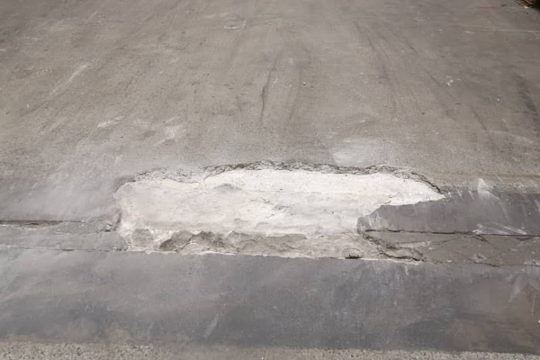 Met reparatiemortel kunt u de scheuren, gaten en andere beschadigingen aan het beton weer herstellen.